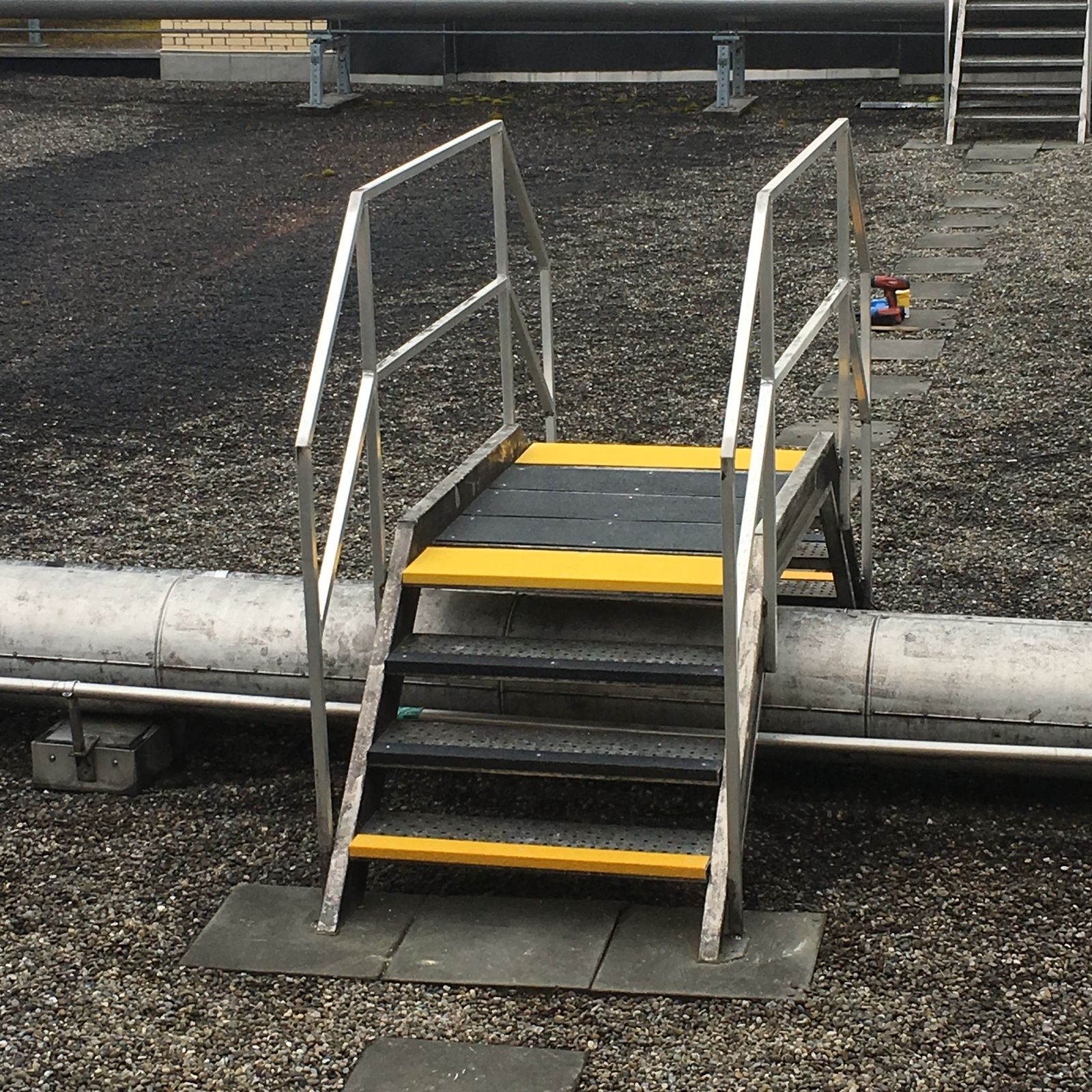 Profilé de protection pour rebords de marches d'escalier en GFK renforcé,  jaune